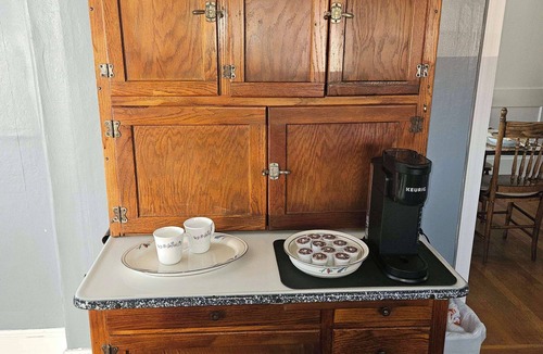Tusculum House | Mountain View Farmhouse: Antique Accents & Peaceful Heritage Charm