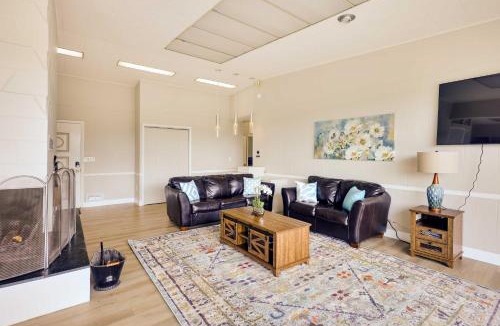 Copperhill House | Mountain View + Fire Pit: Modern Copperhill Home