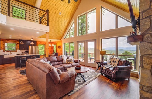 Fleetwood Cabin | Mountain-View Fleetwood Retreat w/ Deck & Grill