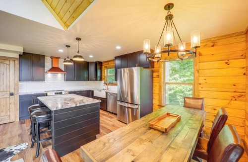 Fleetwood Cabin | Mountain-View Fleetwood Retreat w/ Deck & Grill