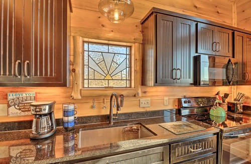 Mountain View Cabin | Mountain View Hideaway w/Outdoor Fireplace!
