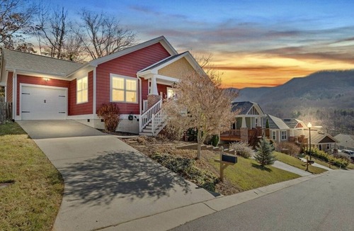 Swannanoa House | Mountain Views, Game Room, Hot Tub –Close to Downtown