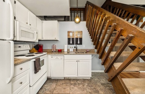 Mount Adams Apartment | Mt. Adams 1BR Great Location! Steps from Monastery