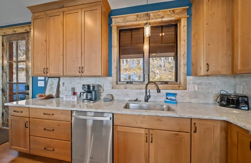 Banner Elk Cabin | My Happy Place at Eagles Nest - big view, close to town, hot tub, fireplaces, pet friendly