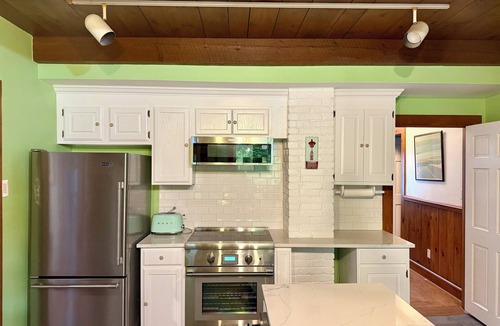 West Falmouth House | Near Chapoquoit & Old Silver! Walk to Beach, Bike Path, Market, Ice Cream, Cafe