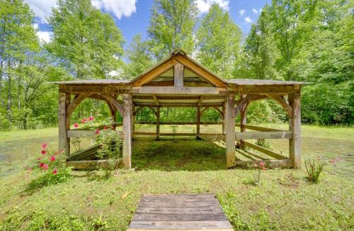 Vein Mountain House | Near Hiking! Couple's Retreat w/Hot Tub in Marion