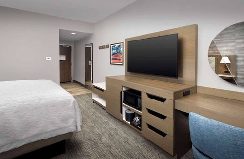 Chelsea Hotel | Near Logan Airport + Free Breakfast. Shuttle. Gym.