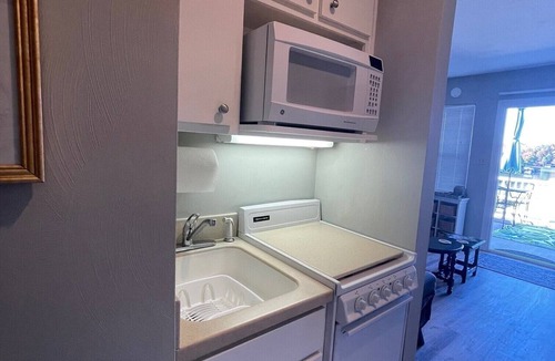 North Shore Condo | NEED LAST MINUTE VACATION? LOW WEEKDAY RATES! BEAUTIFUL SUNSETS!