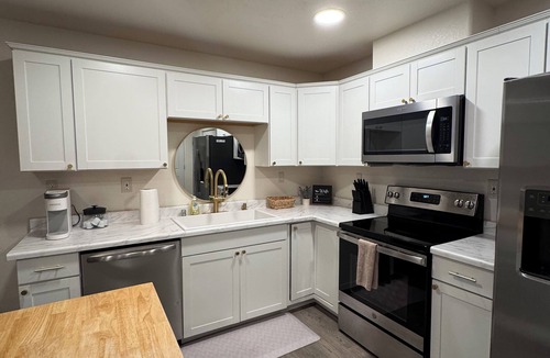 College House | New! Aurora Viewing, 3 mins from airport, Prime Location