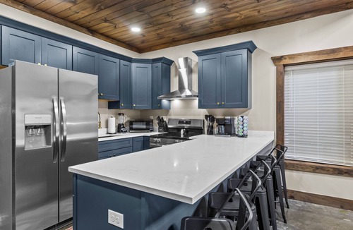 Stanton House | New Barndominium/12 Guest/2 Hot Tubs/2 Kitchens/2 Firepits