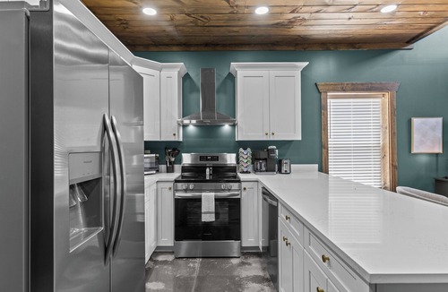 Stanton House | New Barndominium/Sleeps 24/4 Kitchens/4 Hot Tubs/4 Firepits