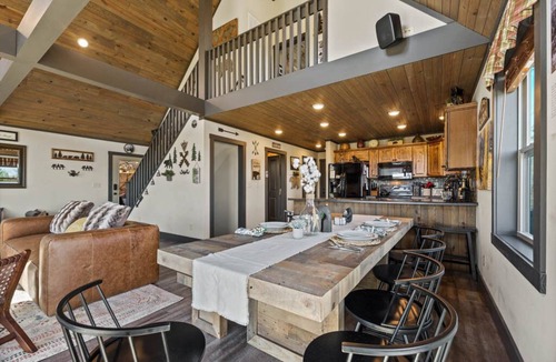 Chalet Village North Cabin | NEW BearWoodsLodge#Mt LaConte ViIEW/PRIVATE Woods/WrpAround DECK/Giant Theater