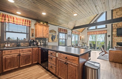 Chalet Village North Cabin | NEW BearWoodsLodge#Mt LaConte ViIEW/PRIVATE Woods/WrpAround DECK/Giant Theater