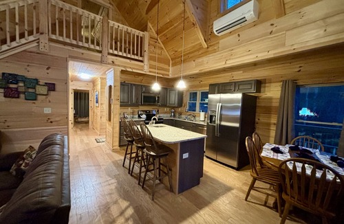 Fairview Cabin | New cabin with king size bedrooms, en suite bathrooms, smart TV, decks & views.