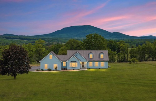 Augusta House | NEW - Country Roads Cottage - Amish Living Reimagined in WV - HOT TUB