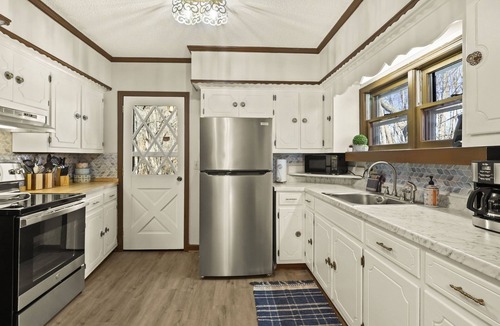 Lansing House | NEW! Cozy, Secluded 3/2, Kid & Family Friendly! Mins to Lansing and West Jeff!