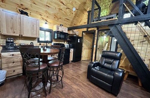 Rogers Cabin | New Cozy Secluded Cabin with wi-fi