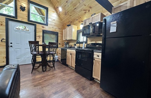 Rogers Cabin | New Cozy Secluded Cabin with wi-fi