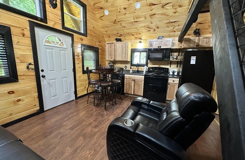 Rogers Cabin | New Cozy Secluded Cabin with wi-fi