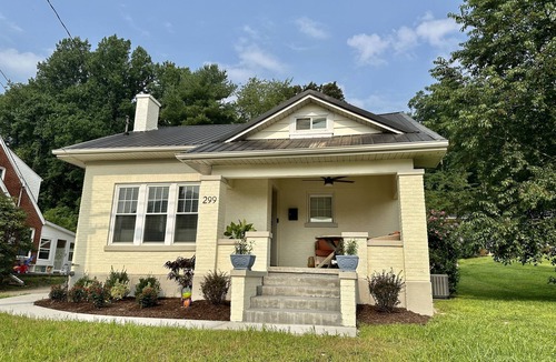 Irvine House | New Downtown Irvine 3/2 home w/king bed. Near Red River Gorge, Berea, Lex.