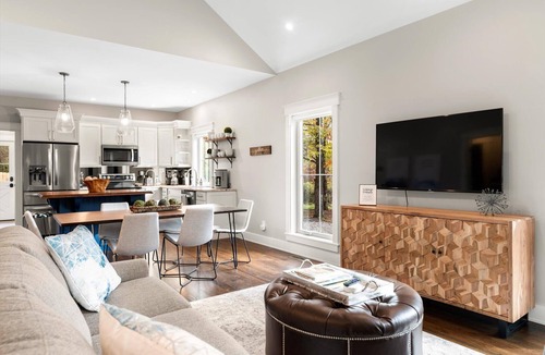 Black Mountain Cottage | New hot tub! Luxury Black Mountain Bungalow