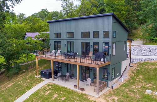 Williamstown House | New- Lakefront w/Dock- Hot tub-7 miles to Ark