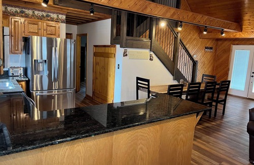 Sevierville Cabin | New Listing - Cozy 5-bedroom cabin in Sevierville - sleeps 18!