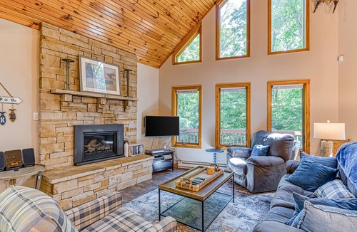 North Glade Hills Ski Chalet | New listing! Quiet Home w/ Hot Tub, Fireplace, Ping-Pong, Foosball, & Free WiFi!