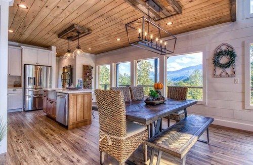 Chalet Village North House | New Luxury Cabin (spectacular view of Mount LaConte)