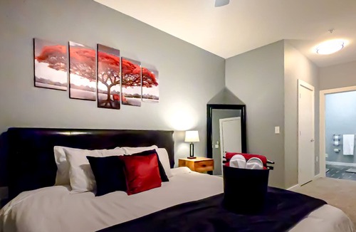 Newport House | *NEW!* Luxury Riverfront King Bed Apt Newport KY