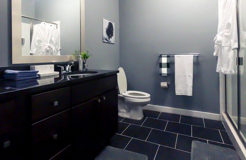 Newport House | *NEW!* Luxury Riverfront King Bed Apt Newport KY