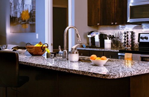 Newport House | *NEW!* Luxury Riverfront King Bed Apt Newport KY