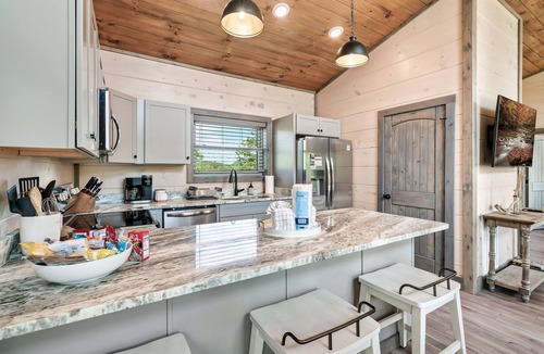 Wears Valley Cabin | NEW Modern. Mtn Views. Arcade. Hot Tub. Pool Table