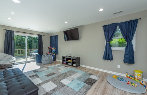 Woodfin House | New remodeled home set in the woods 15 mins from downtown Asheville
