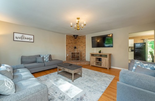 Woodfin House | New remodeled home set in the woods 15 mins from downtown Asheville