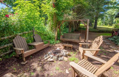 Fleetwood House | New River Access, Sleeps 9, Fire Pit, Dogs Welcome