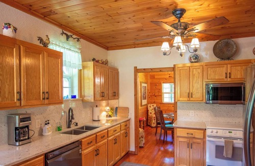 Piney Creek Cabin | New River Log Cabin - Hot Tub - River Access - Game Room!