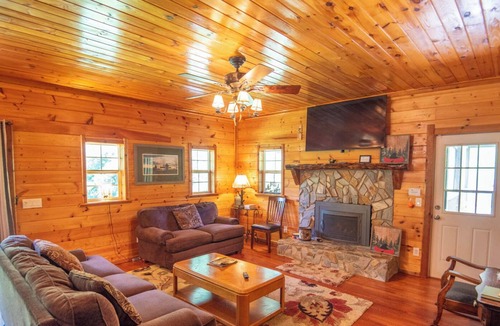 Piney Creek Cabin | New River Log Cabin - Hot Tub - River Access - Game Room!