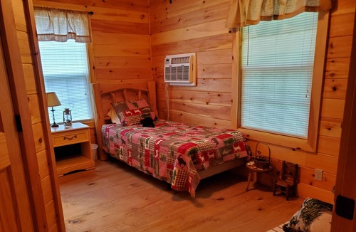 Knoxville Cabin | New secluded cabin. Quiet, Private drive.
