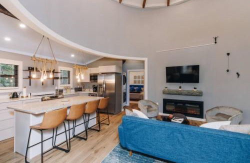 Saint Helens House | New Unique Silo with Hot Tub & King Beds Sleeps 6