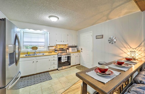 Pineola Cabin | Newland Gem in Golf Community w/Pool Access!