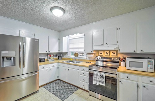 Pineola Cabin | Newland Gem in Golf Community w/Pool Access!