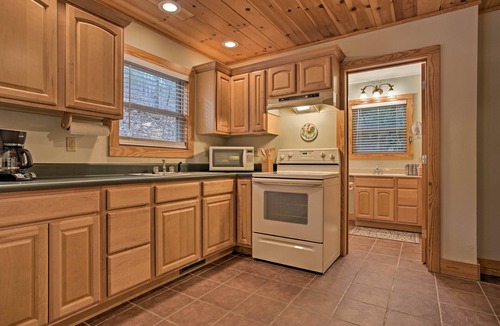 Zirconia Cabin | North Carolina Abode - Hot Tub, Foosball & Grill!