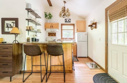 Piney Creek Cottage | Oaklight Retreat - Quiet forest cabin, perfect for romantic getaways