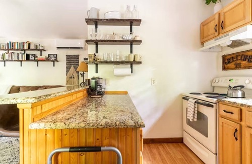 Piney Creek Cottage | Oaklight Retreat - Quiet forest cabin, perfect for romantic getaways