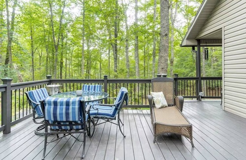 Piney Creek Cottage | Oaklight Retreat - Quiet forest cabin, perfect for romantic getaways