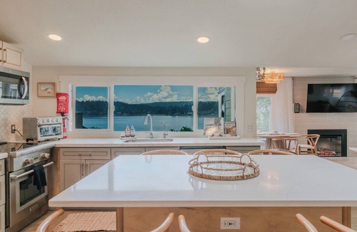 Rollingbay Cottage | Oceanfront boho cottage in Bremerton