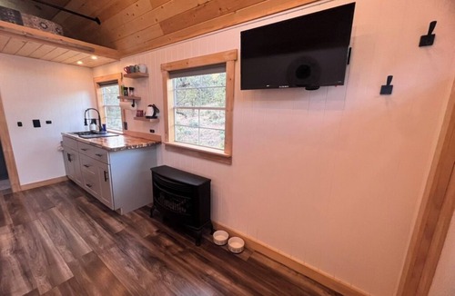 Redmond Cabin | Off grid solar powered tiny home. Remotely located yet minutes from town.