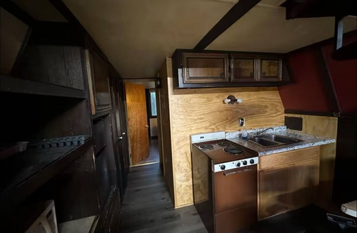 Sutton Cabin | Old A-Frame cabin,1 bedroom, Wifi, private parking, 2in1 washer and dryer