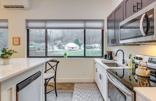 Old Fort House | Old Fort Retreat, Direct Access to Mill Creek